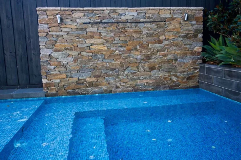 Stone retaining wall with built-in barbecue area
